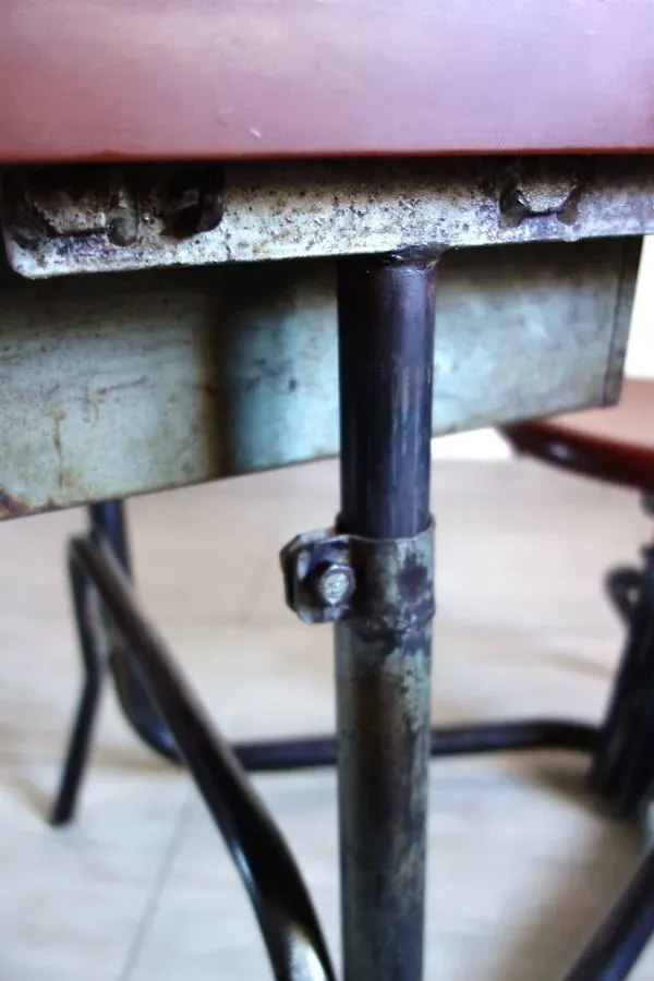 Illustration numéro 2 du produit Ancien bureau écolier évolutif années 30