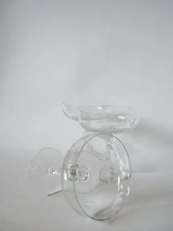 Illustration numéro 2 du produit lot de 4 très grandes coupes à champagne en cristal gravé 1950 12 X 11 cm