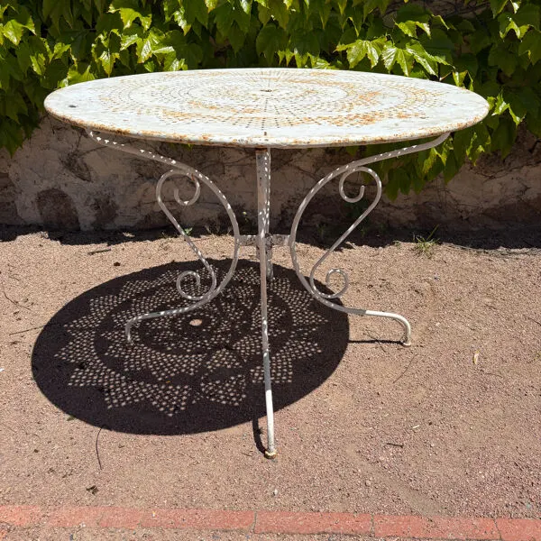 Illustration numéro 2 du produit Table de jardin des années 50 France