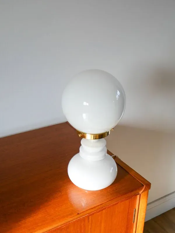 Illustration numéro 2 du produit Lampe globe en opaline blanche, 1960