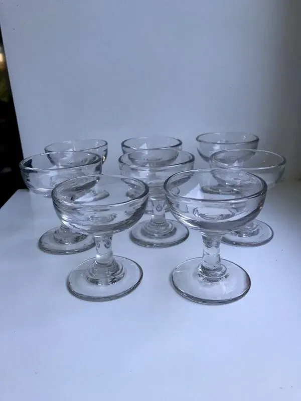 Illustration numéro 2 du produit lot de 9 petits verres à liqueur en verre moulé début XXème