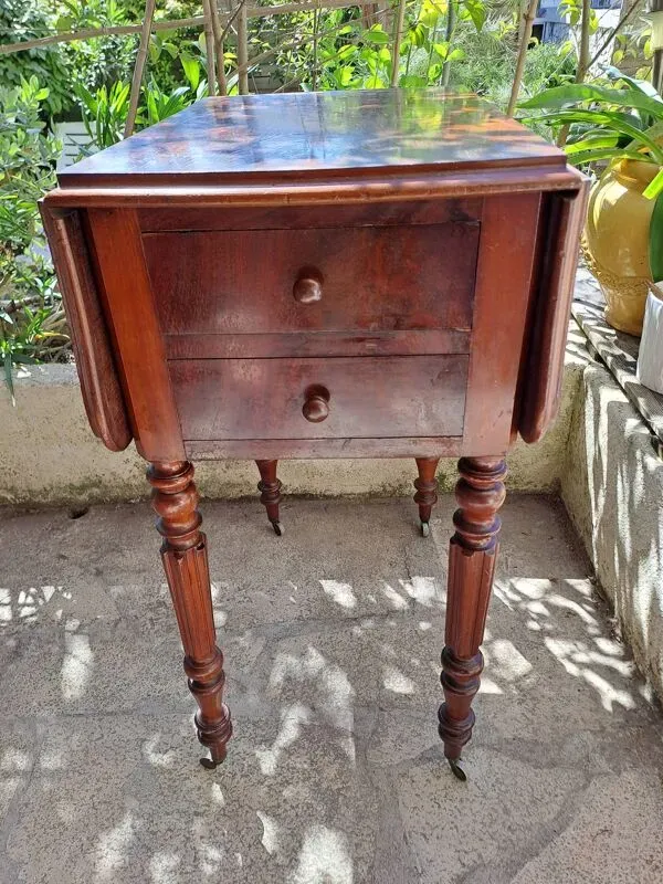 Illustration numéro 2 du produit Table d'appoint repliable pour la toilette ou se maquiller en bois massif vernissé 1920