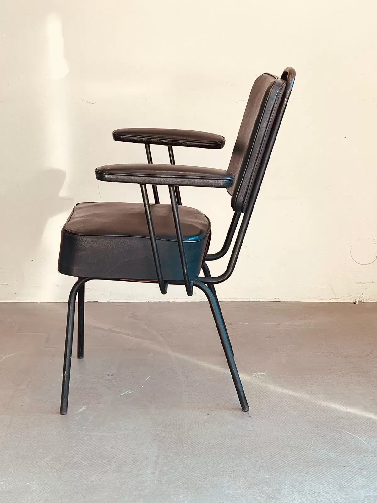 Illustration numéro 2 du produit Chaise de salle à manger