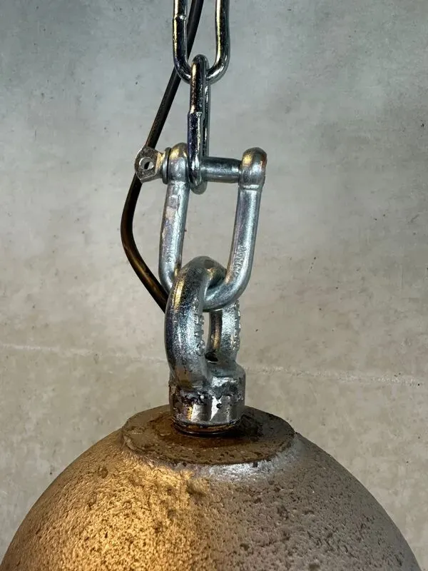 Illustration numéro 2 du produit 2x lampes suspendues vintage Schréder