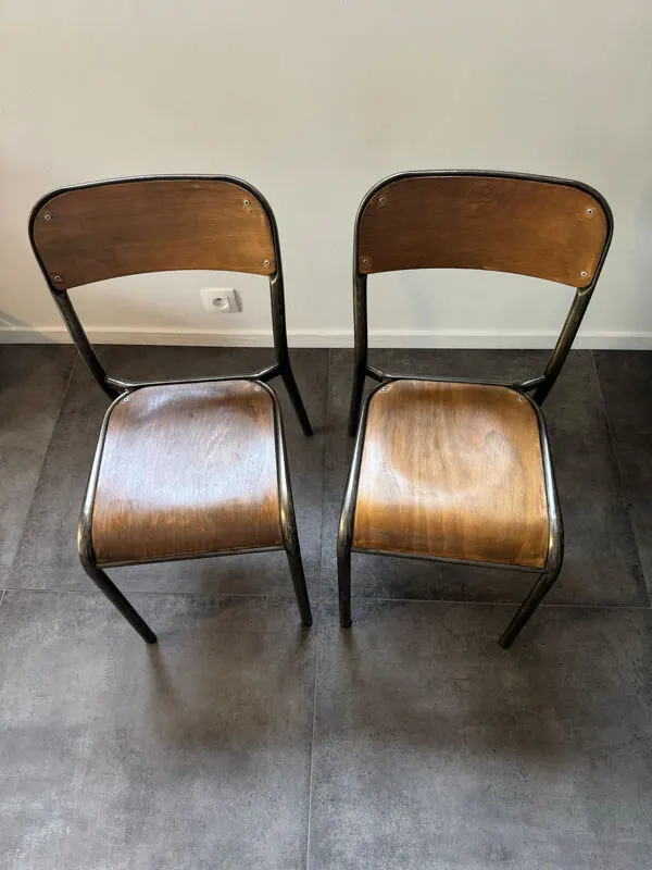 Illustration numéro 2 du produit Chaises écoliers