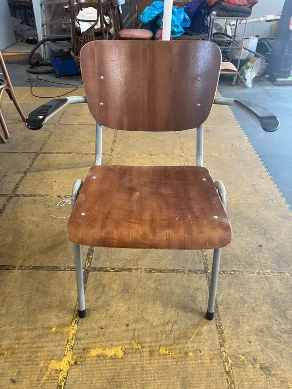 Illustration numéro 2 du produit Lot de 14 chaises d’école scandinaves