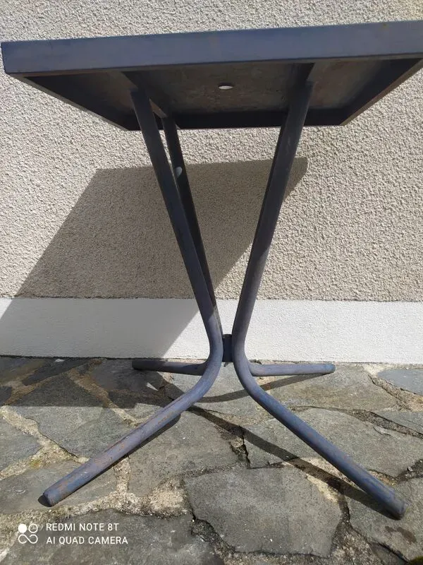 Illustration numéro 2 du produit Table guéridon Tolix bleu