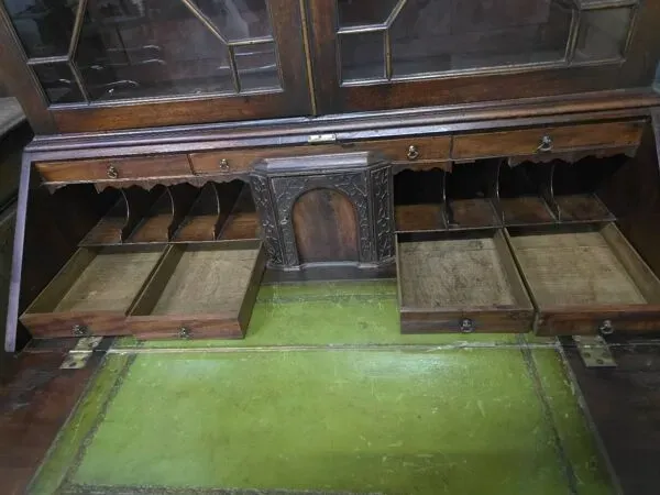 Illustration numéro 2 du produit Secrétaire en acajou avec vitrine bibliothèque