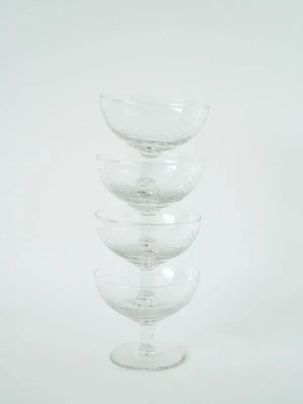 Illustration numéro 2 du produit Lot de 4 coupes à champagne en cristal gravé, motifs arabesques, 1950