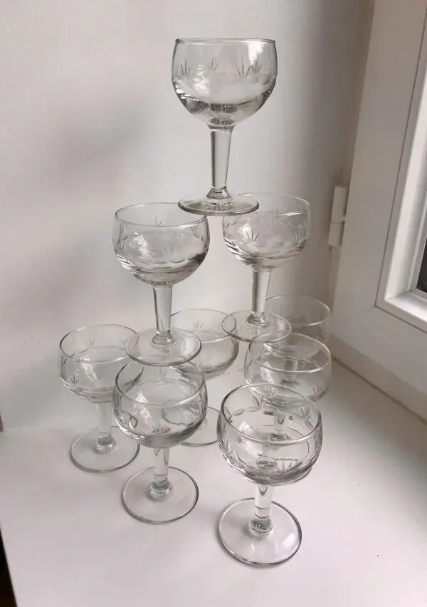 Illustration numéro 2 du produit Lot de 8 verres à vin en cristal gravé années 40-50
