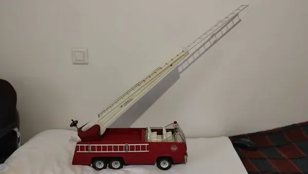 Illustration numéro 2 du produit Camion de pompier ''tonka