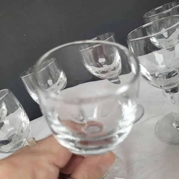 Illustration numéro 2 du produit 7 verres à pied anciens en verre soufflé – années 1930–1950