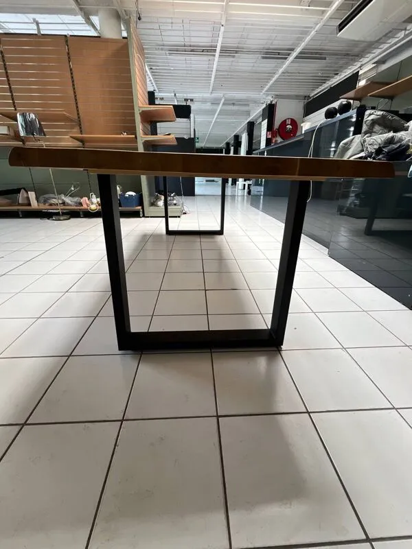 Illustration numéro 2 du produit Table en chêne massif