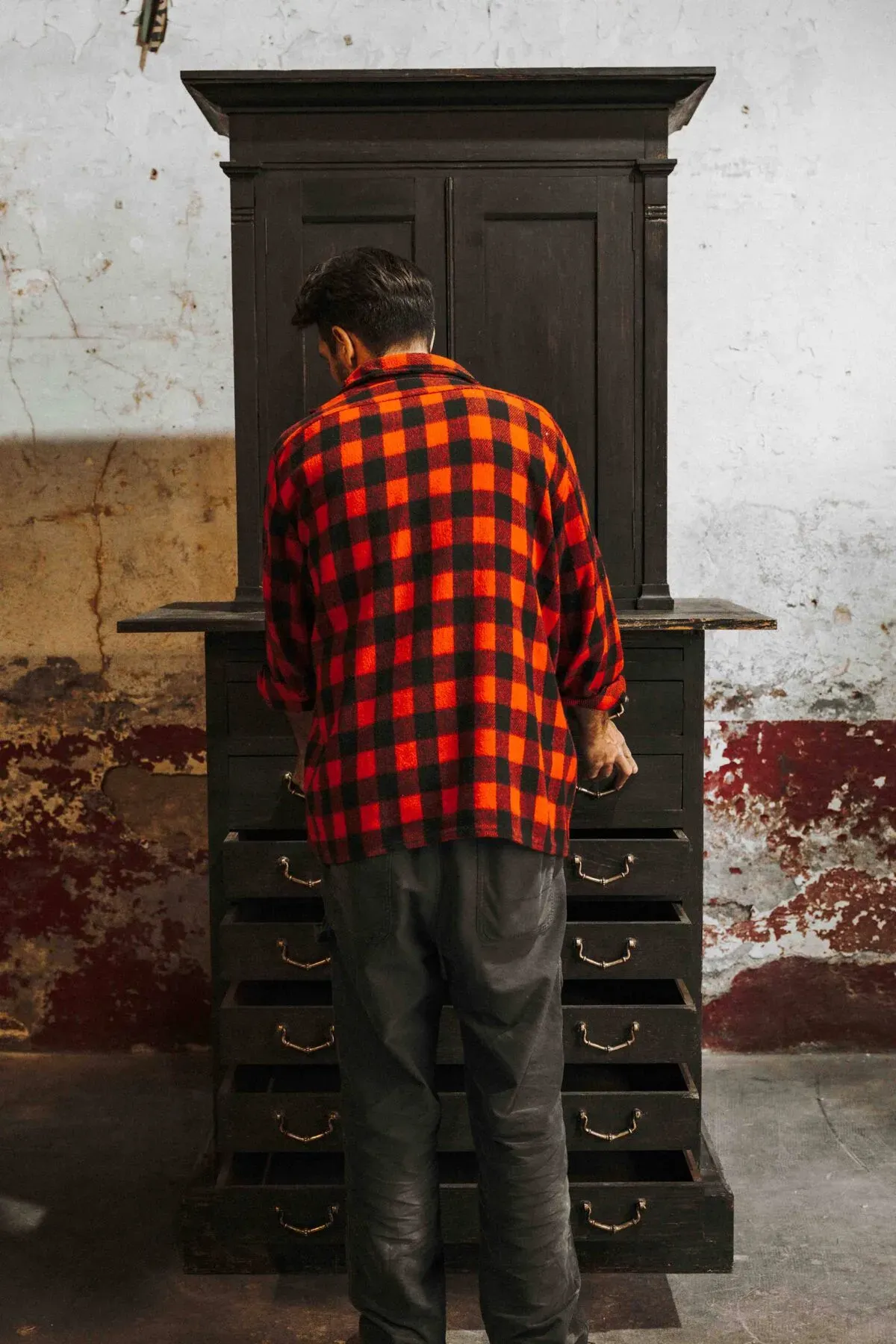 Illustration numéro 2 du produit Exceptionnel meuble de métier de l'atelier des Mérignargues à Nîmes