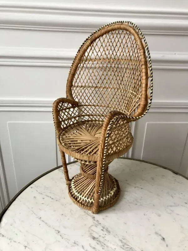 Illustration numéro 2 du produit fauteuil de poupée en osier et rotin type Emmanuelle années 60
