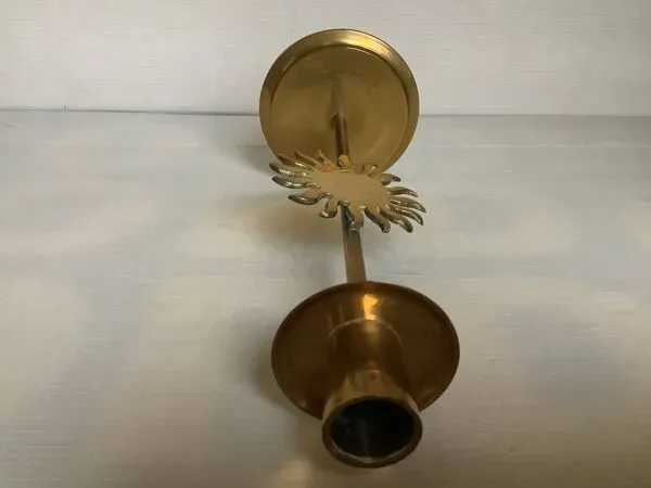 Illustration numéro 2 du produit Bougeoir soleil en laiton