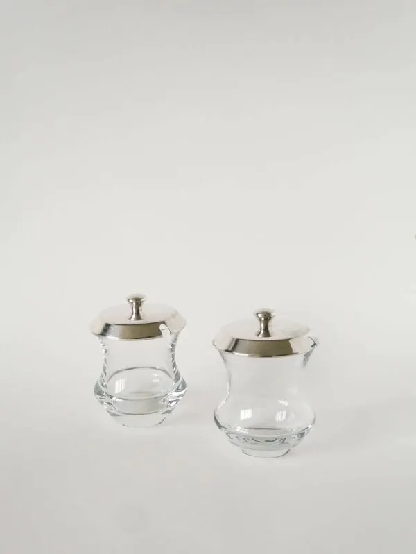 Illustration numéro 2 du produit Duo de pots à condiments en cristal et métal argenté, Saint Hilaire, 1960