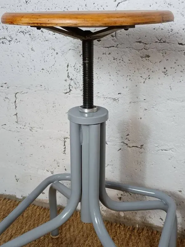 Illustration numéro 2 du produit Tabouret industriel à vis restaurée
