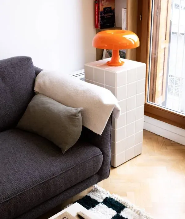 Illustration numéro 2 du produit Colonne, table d'appoint en carreaux de céramique ivoire