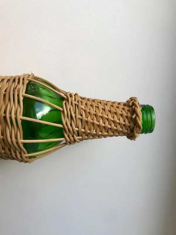 Illustration numéro 2 du produit bouteille entourée de rotin années 70