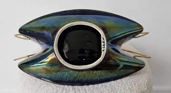 Illustration numéro 2 du produit Coupe suspendue Verceram – Céramique irisée & laiton – Années 1950–60