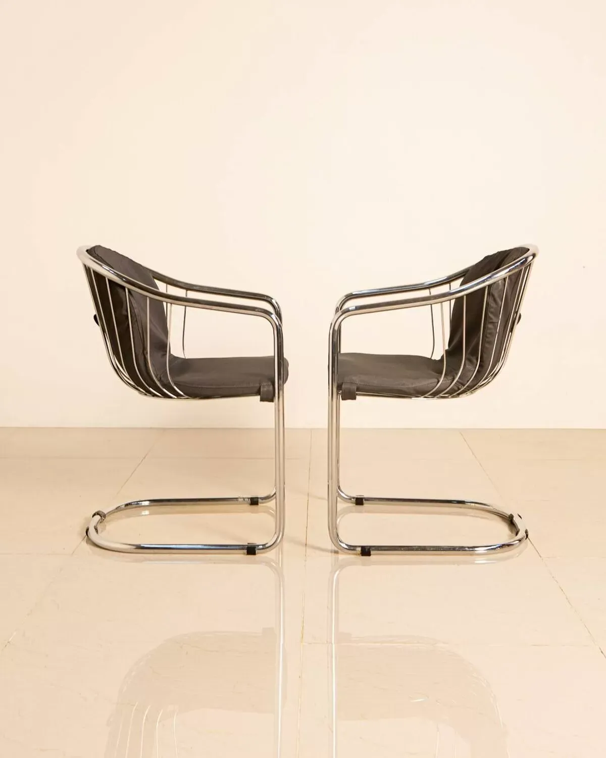 Illustration numéro 2 du produit Ensemble de 4 chaises  80's