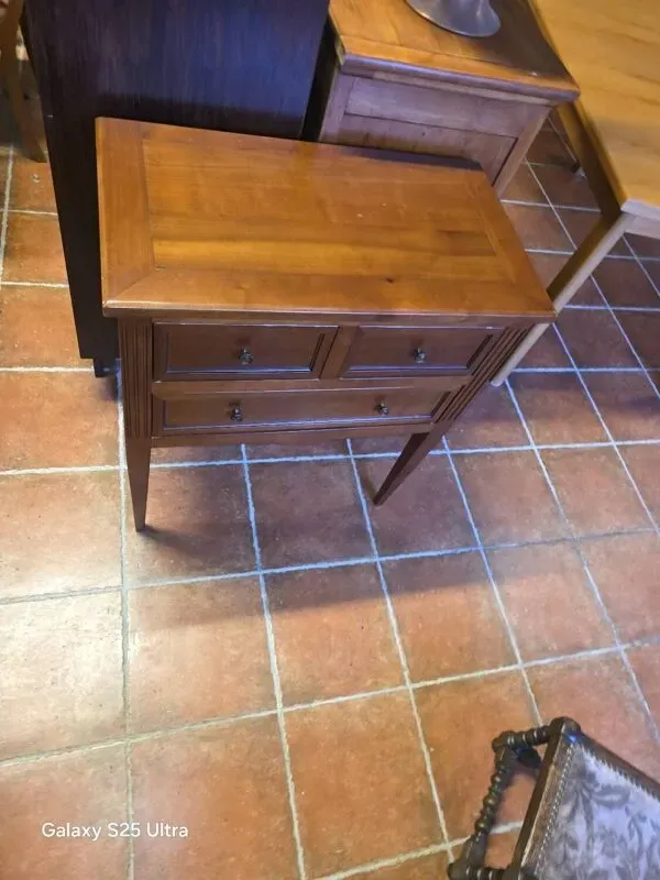 Illustration numéro 2 du produit Commode style Louis XVI en merisier massif