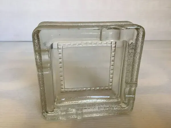 Illustration numéro 2 du produit Cendrier en verre épais