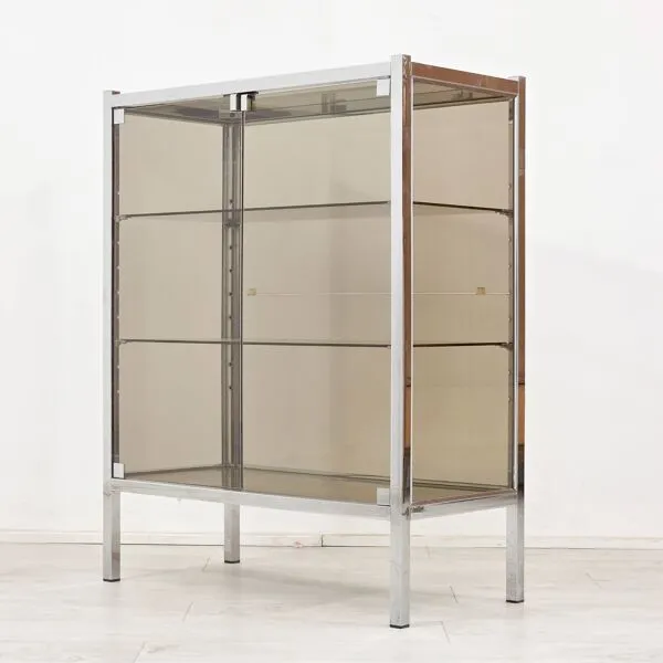 Illustration numéro 2 du produit Meuble vitrine en métal chromé et verre fumé – design moderniste, années 19