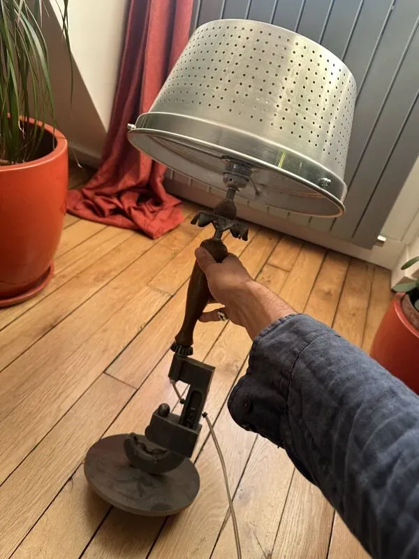 Illustration numéro 2 du produit Lampe de style industriel realisée a partir d'un ancien outil de menuisier