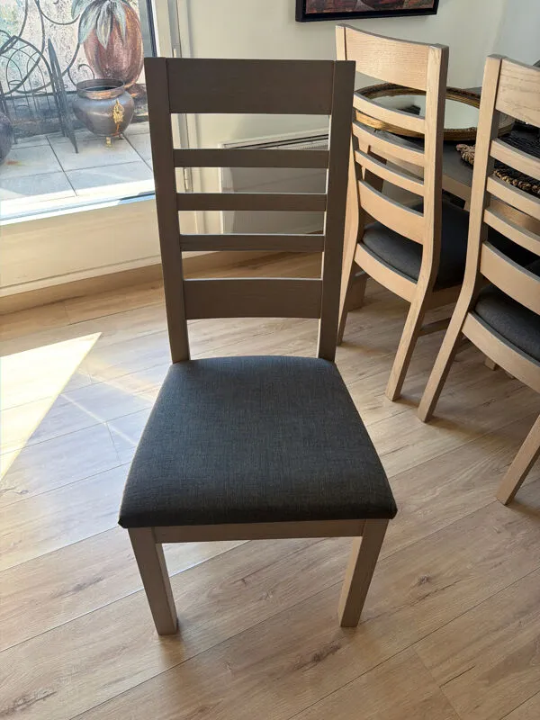 Illustration numéro 2 du produit 1 lot de 6 chaises en chêne