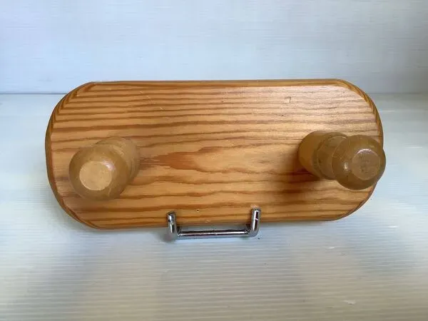 Illustration numéro 2 du produit Petit porte manteau en bois deux patères