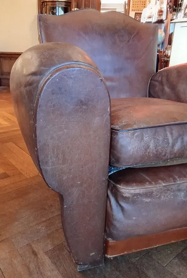 Illustration numéro 2 du produit Ancien grand fauteuil club modèle moustache