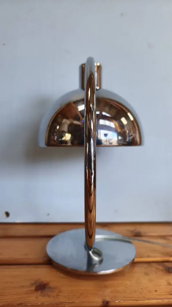 Illustration numéro 2 du produit Lampe de bureau en métal chromé vintage