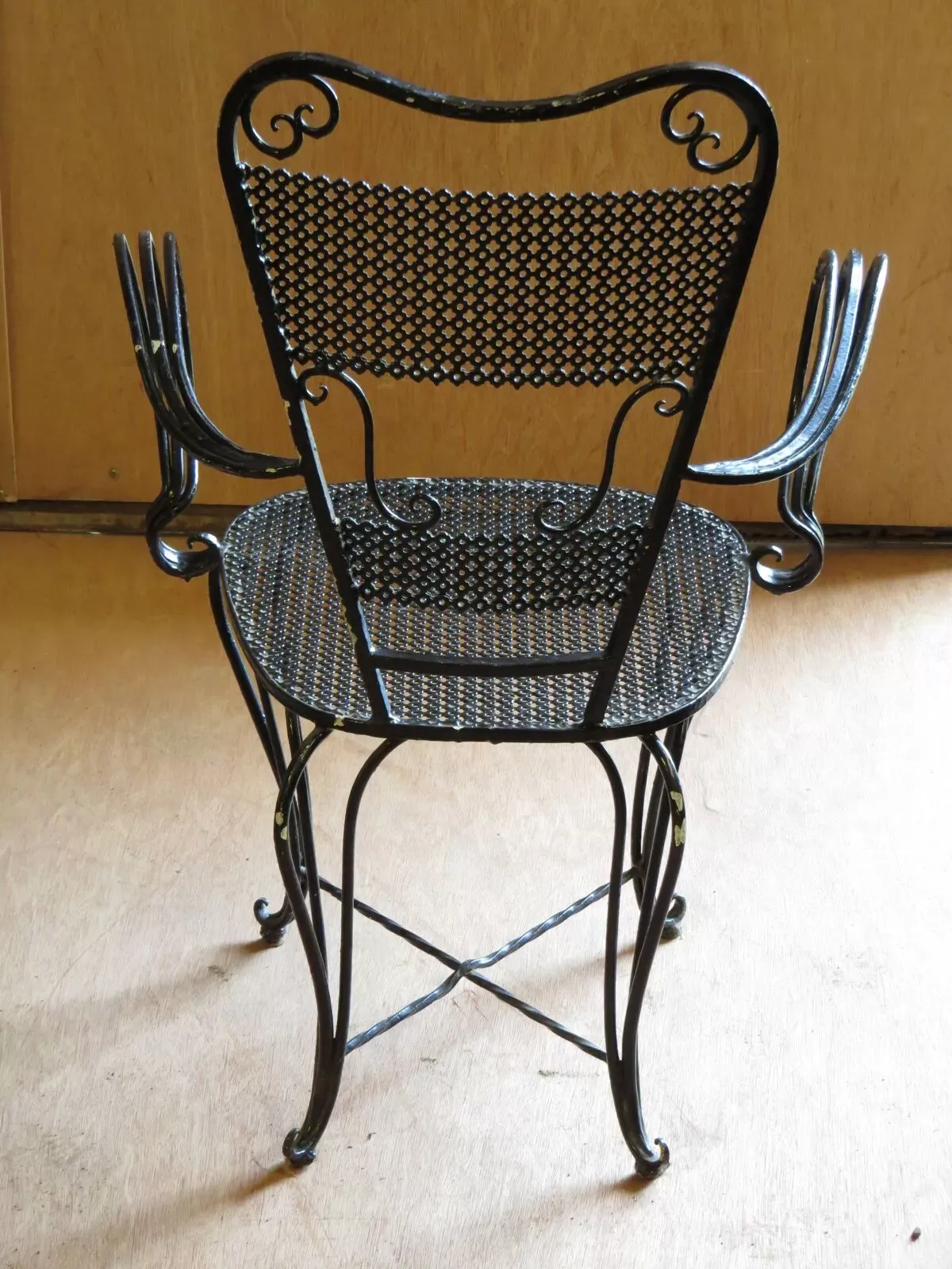 Illustration numéro 2 du produit Fauteuil en fer forgé style 1900 laqué noir