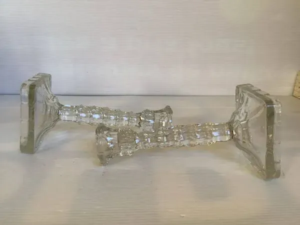 Illustration numéro 2 du produit Paire de bougeoirs haut en forme de fleur base carrée