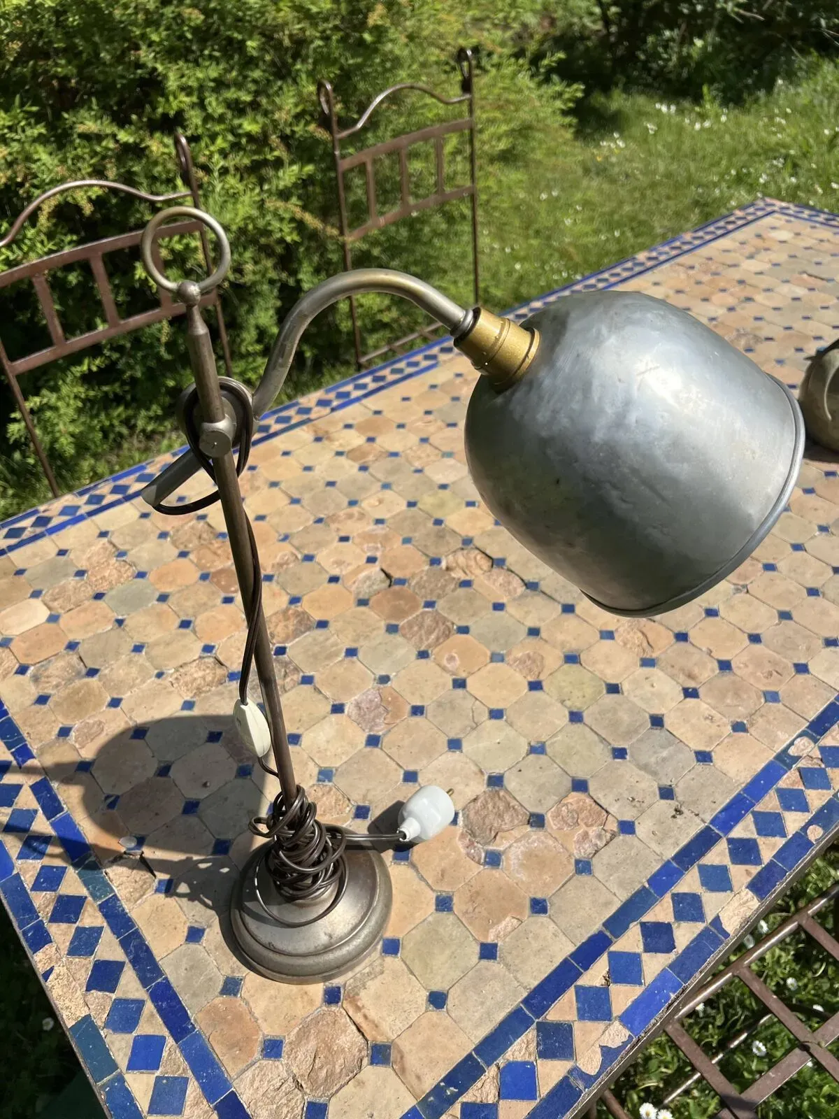 Illustration numéro 2 du produit Lampe de bureau articulée industrielle vintage en métal patiné