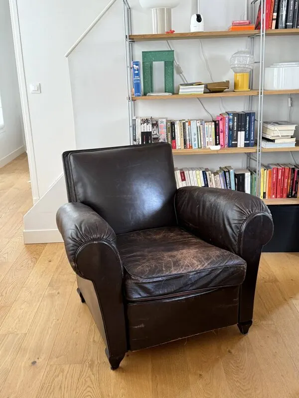 Illustration numéro 2 du produit Fauteuil club d’époque en cuir