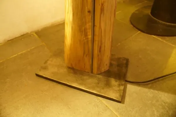 Illustration numéro 2 du produit Lampe haut de gamme de style industriel chic – bois de cèdre et métal