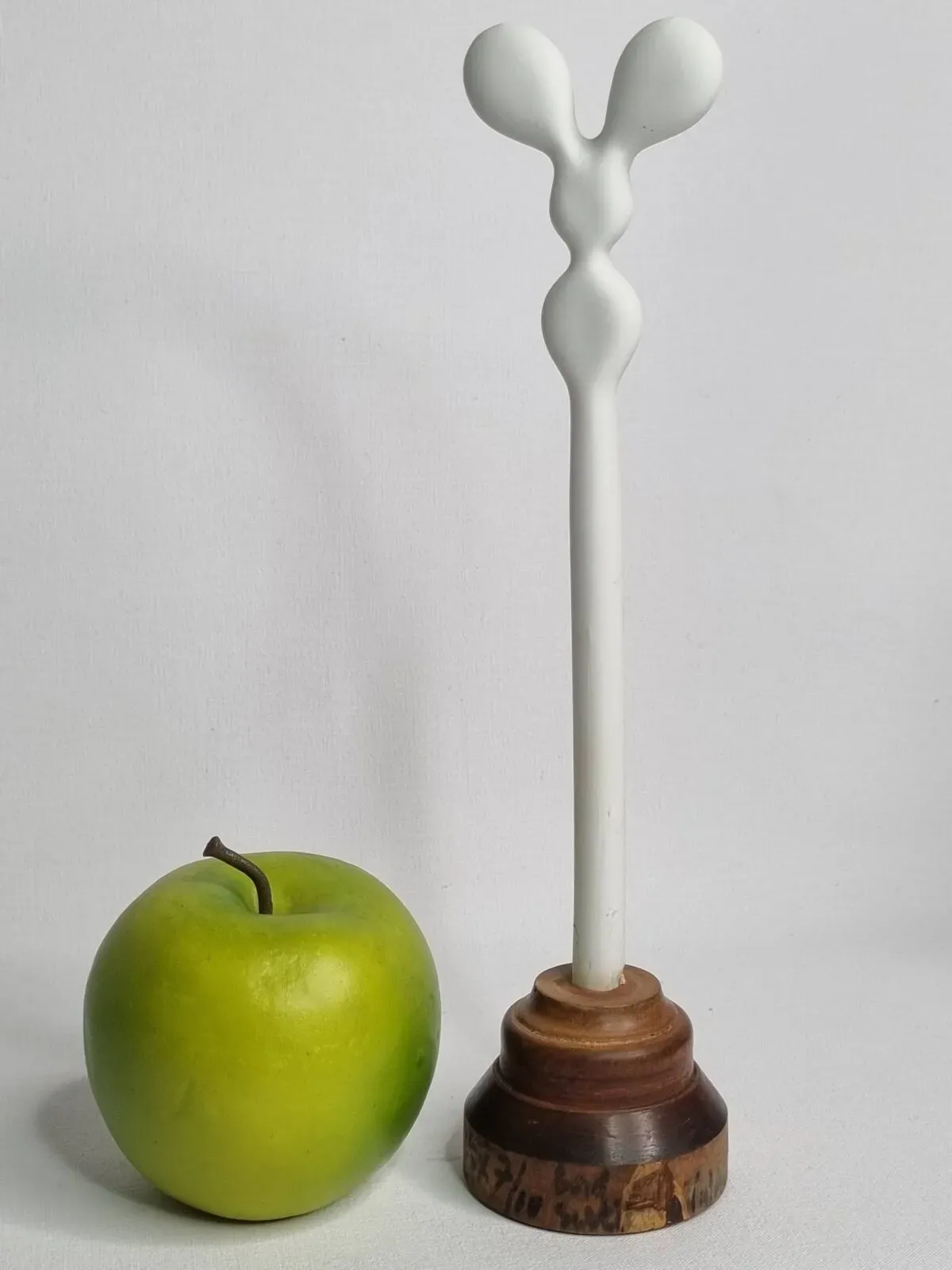 Illustration numéro 2 du produit Sculpture d’inspiration biomorphique, sur socle en bois industriel, 27 cm