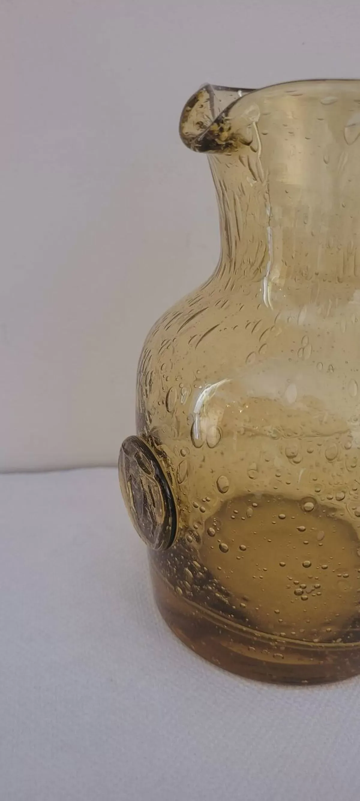 Illustration numéro 2 du produit Pichet en verre bullé soufflé