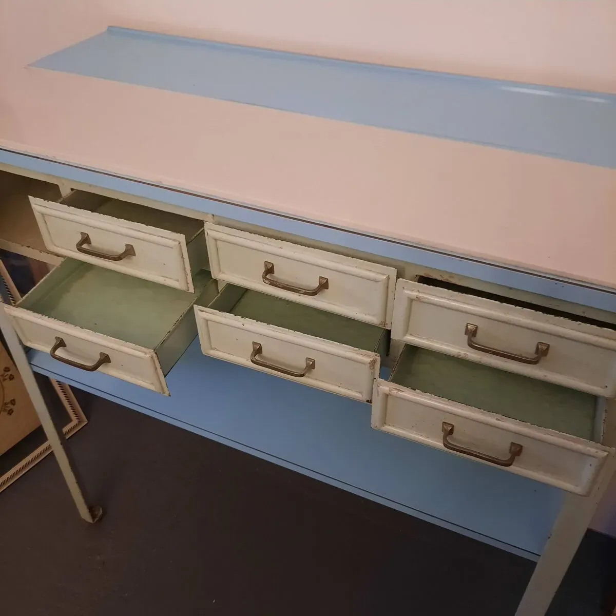 Illustration numéro 2 du produit Meuble console de dentiste 1950