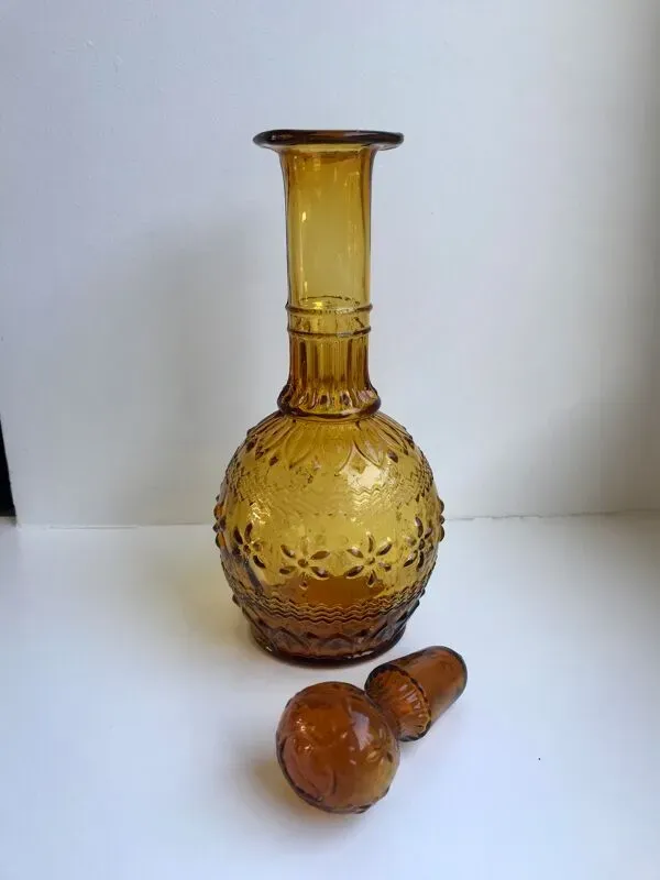 Illustration numéro 2 du produit Carafe ambrée en verre moulé et soufflé années 50