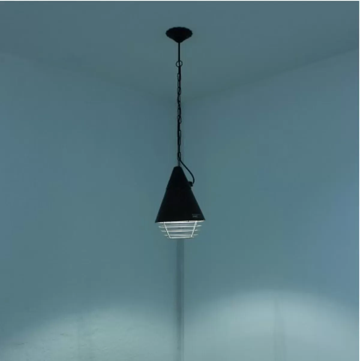 Illustration numéro 2 du produit Lampe industrielle RDA des années 1960