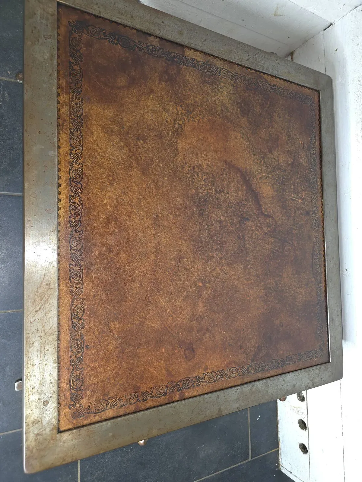 Illustration numéro 2 du produit Table basse vintage en acier et cuir