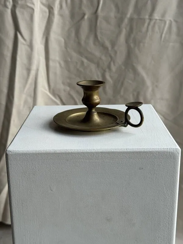 Illustration numéro 2 du produit Bougeoir à main doré ancien, 1 anse