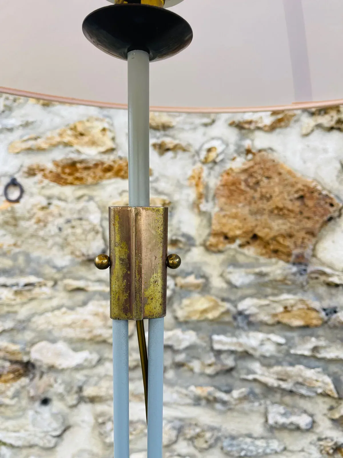 Illustration numéro 2 du produit Lampadaire tubulaire en métal bleu-gris et laiton, 1930