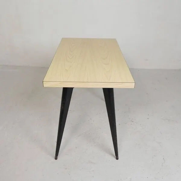 Illustration numéro 2 du produit Table bistrot Henri Julien, modèle Tolix T55 avec plateau en Formica, années 1950