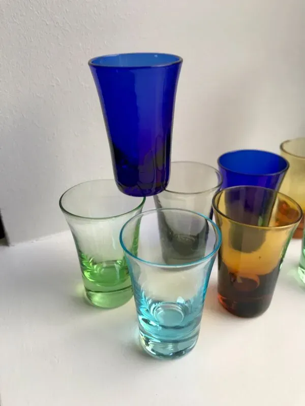 Illustration numéro 2 du produit Ensemble de 11 verres à liqueur en verre coloré années 70