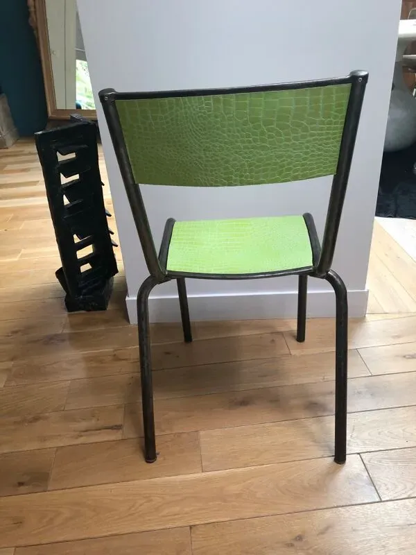 Illustration numéro 2 du produit Chaise ecolier recouverte de cuir vert